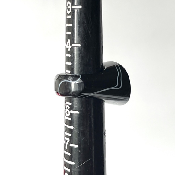 Vintage Size 5 Lucite Black Swirl Ring Oval Slanted Flat Top Geometric Mod - Picture 9 of 10